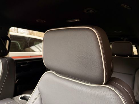 Used 2025 Chevrolet Suburban Premier image 16