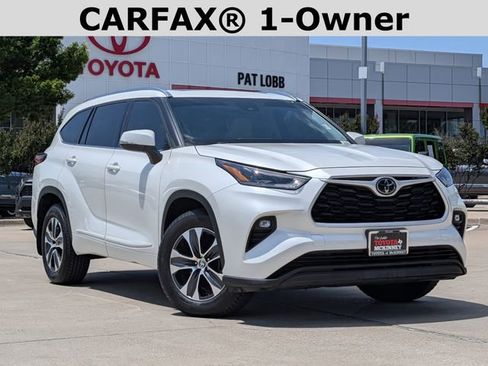 Used 2021 Toyota Highlander XLE AWD/4WD image 2