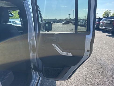 Used 2015 Jeep Wrangler Unlimited Rubicon w/ Connectivity Group AWD/4WD image 21