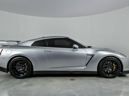 Used 2009 Nissan GT-R Premium image 13