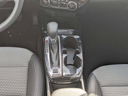 Used 2025 Chevrolet Trax LT FWD image 19