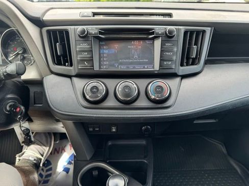 Used 2018 Toyota RAV4 LE FWD image 28