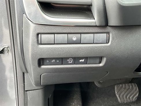 Used 2025 Nissan Rogue SV image 28