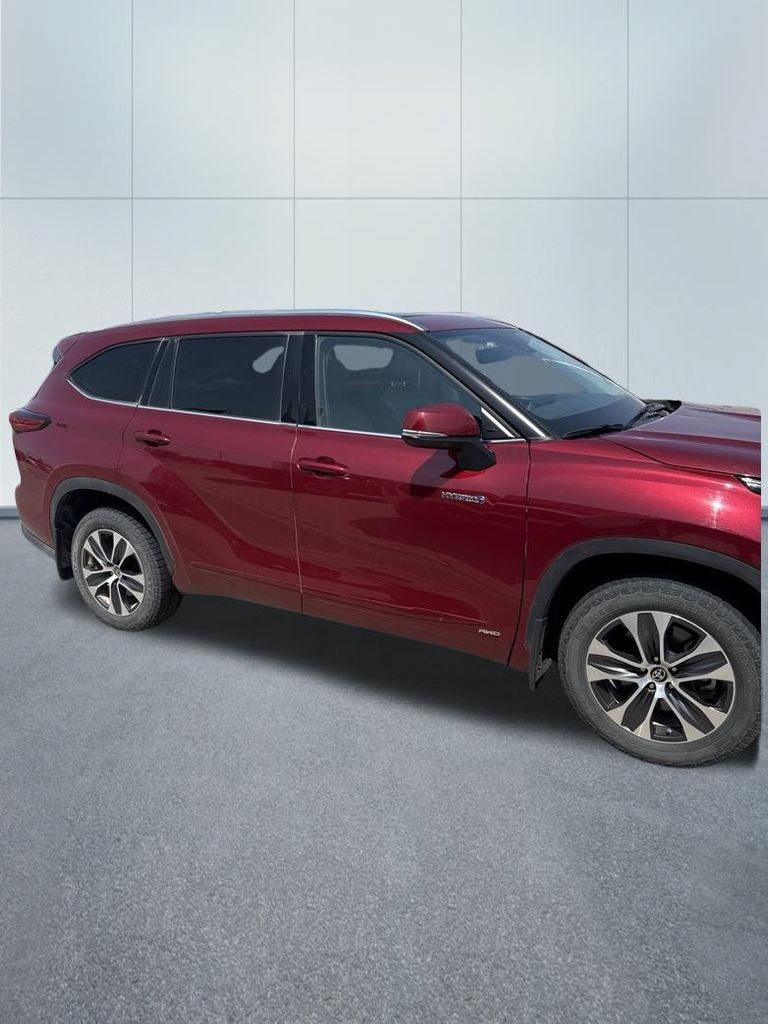 Used 2021 Toyota Highlander XLE AWD/4WD image 8