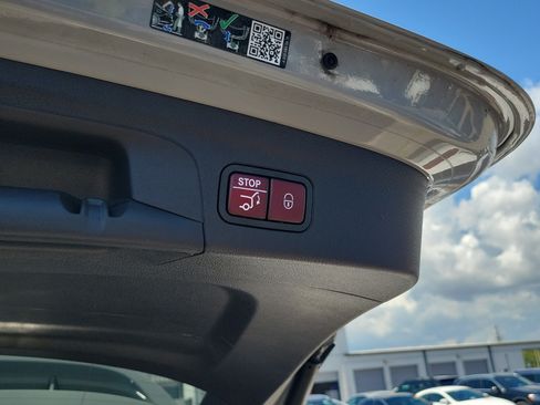 Used 2024 Mercedes-Benz GLE 450 4MATIC image 9