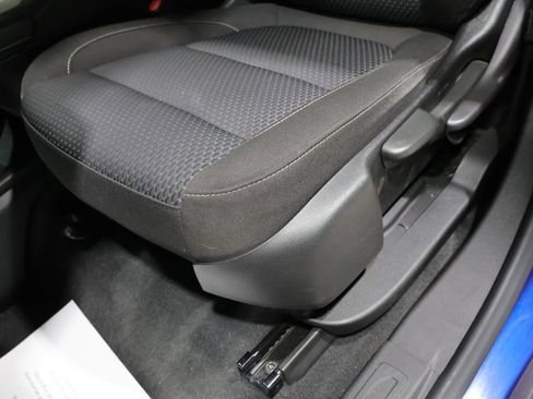 Used 2023 GMC Acadia SLE image 12