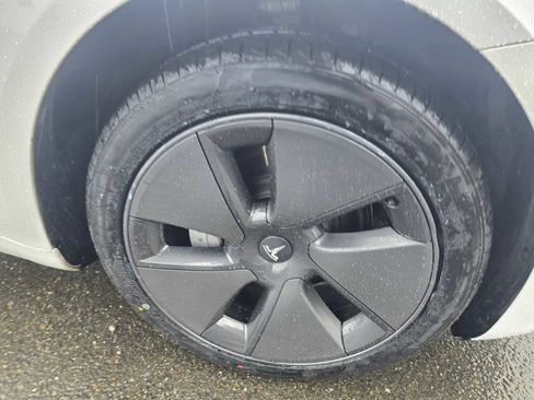 Used 2023 Tesla Model 3 Standard Range image 9