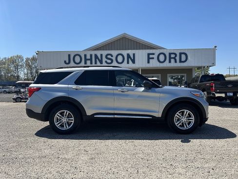 Used 2023 Ford Explorer XLT w/ Equipment Group 202A image 3