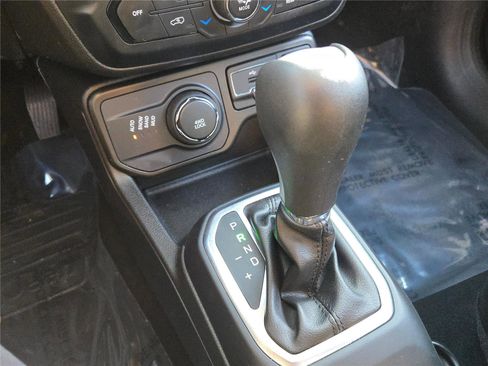 Used 2021 Jeep Renegade Latitude w/ Luxury Group I image 33