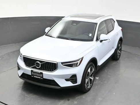 Used 2025 Volvo XC40 B5 Plus AWD/4WD image 31