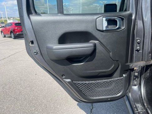 Used 2024 Jeep Gladiator Rubicon w/ Technology Group image 17