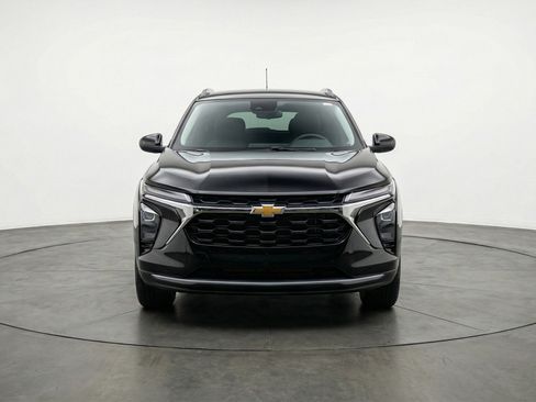 Used 2025 Chevrolet Trax LT image 2