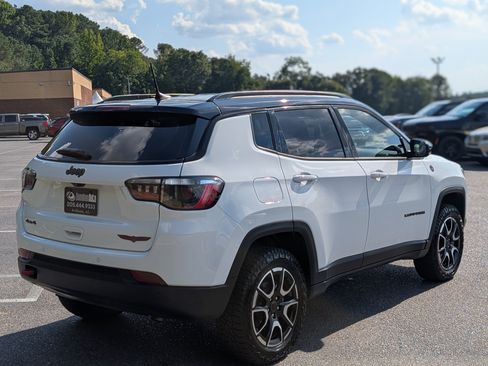 Used 2025 Jeep Compass Trailhawk AWD/4WD image 9
