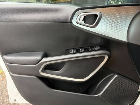 Used 2025 Kia Soul LX w/ LX Technology Package FWD image 18