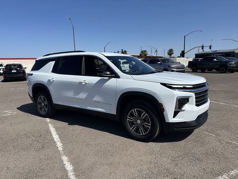 Used 2025 Chevrolet Traverse LT image 6