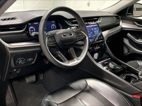 Used 2023 Jeep Grand Cherokee Limited image 16