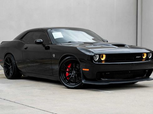 Used 2016 Dodge Challenger SRT Hellcat RWD image 4