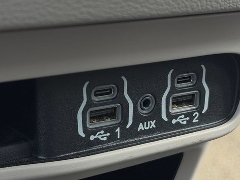 Used 2024 Chrysler Pacifica Touring-L FWD image 15