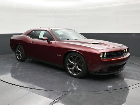 Used 2018 Dodge Challenger SXT Plus RWD image 7