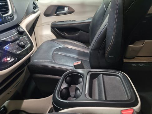 Used 2017 Chrysler Pacifica Touring-L FWD image 26