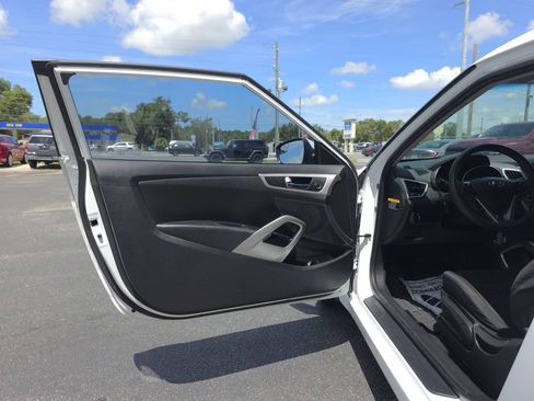 Used 2016 Hyundai Veloster FWD image 9
