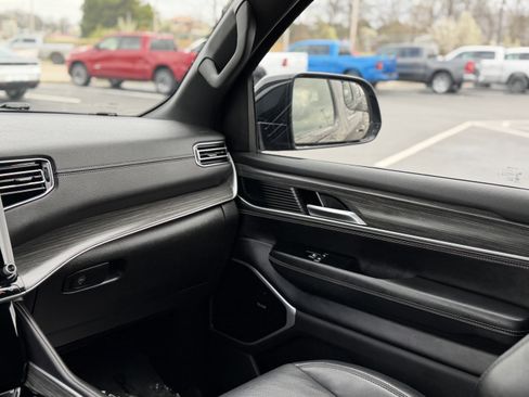 Used 2023 Jeep Wagoneer Series III w/ Premium Group I image 16