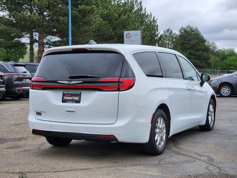 Used 2023 Chrysler Pacifica Touring-L FWD image 3