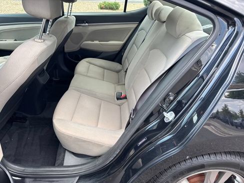 Used 2017 Hyundai Elantra SE FWD image 19
