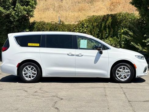 Used 2024 Chrysler Pacifica Touring-L FWD image 3