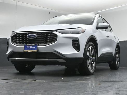 Certified 2025 Ford Escape Platinum AWD/4WD image 39