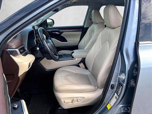 Used 2021 Toyota Highlander Limited FWD image 24