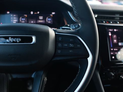 New 2025 Jeep Grand Cherokee Altitude image 18