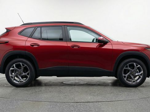 Used 2025 Chevrolet Trax LT FWD image 11