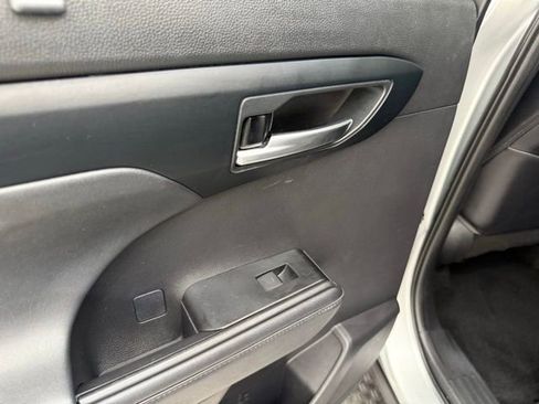 Used 2021 Toyota Highlander XLE image 17