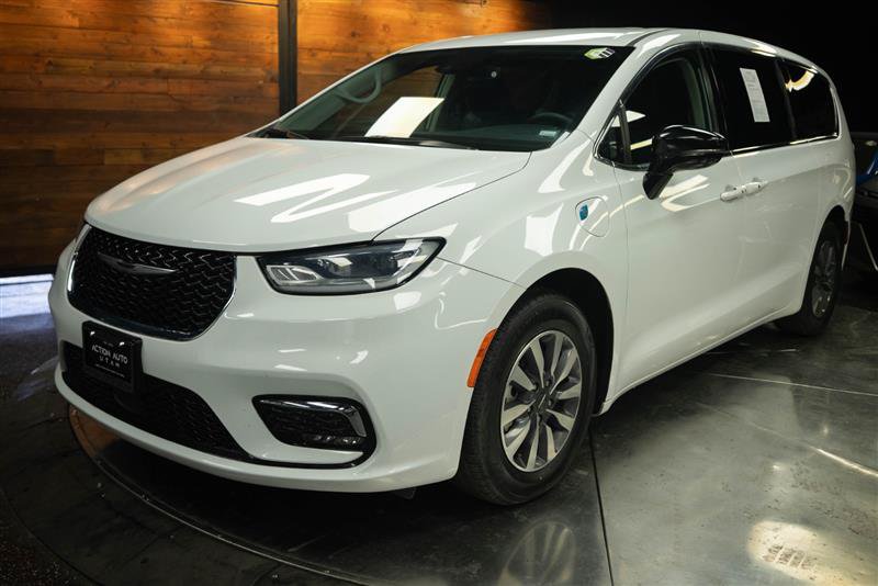 Used 2024 Chrysler Pacifica Limited FWD image 2