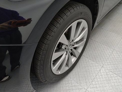 Used 2017 Toyota Camry XLE FWD image 31