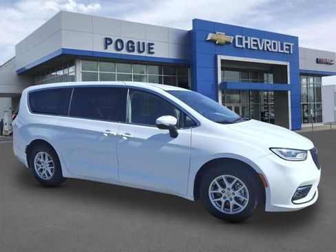 Used 2023 Chrysler Pacifica Touring-L FWD image 1
