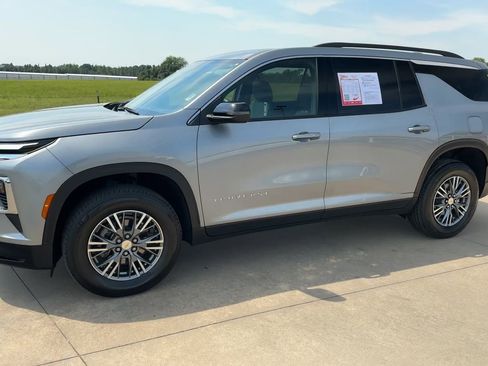 Used 2025 Chevrolet Traverse LT image 5
