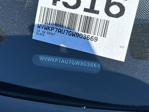 Used 2016 Volkswagen e-Golf SE image 3