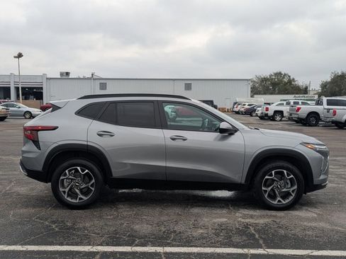 Used 2025 Chevrolet Trax LT image 4