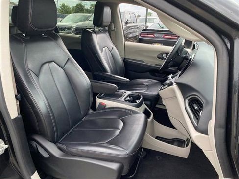 Used 2023 Chrysler Pacifica Touring-L image 20