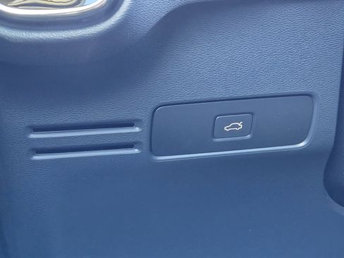 Used 2024 Volvo XC40 B5 Core image 33