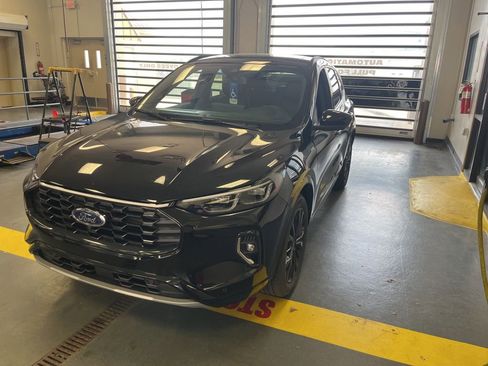 Used 2023 Ford Escape ST-Line Elite w/ Premium Technology Package image 2