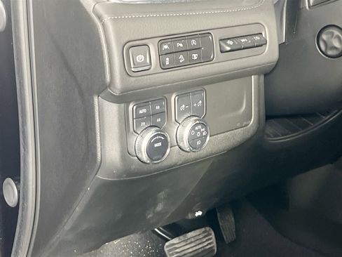 Used 2024 GMC Yukon XL Denali image 10