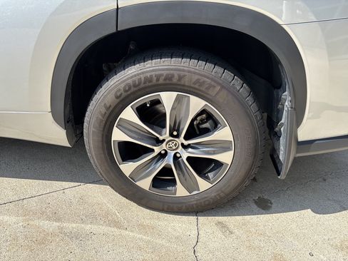 Used 2024 Toyota Highlander XLE AWD/4WD image 35