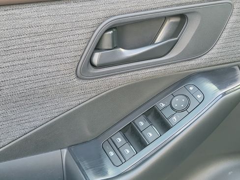 Used 2023 Nissan Rogue S AWD/4WD image 31