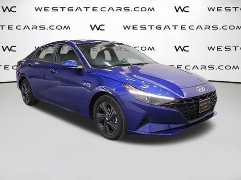 Used 2023 Hyundai Elantra SEL w/ Preferred Accessory Package FWD image 2