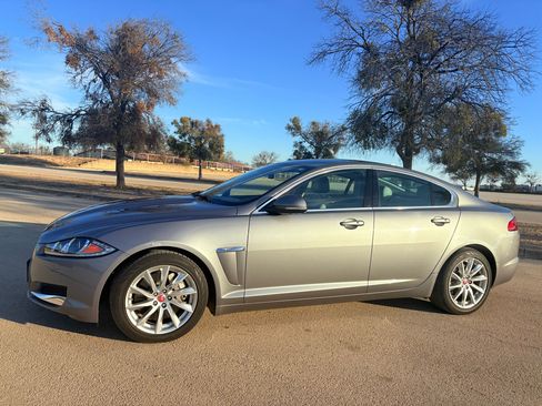 Used 2015 Jaguar XF Premium image 2