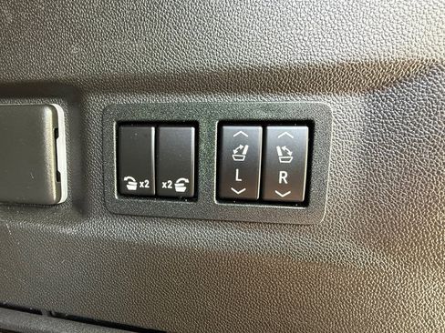 Used 2021 GMC Yukon Denali w/ Denali Premium Package AWD/4WD image 25