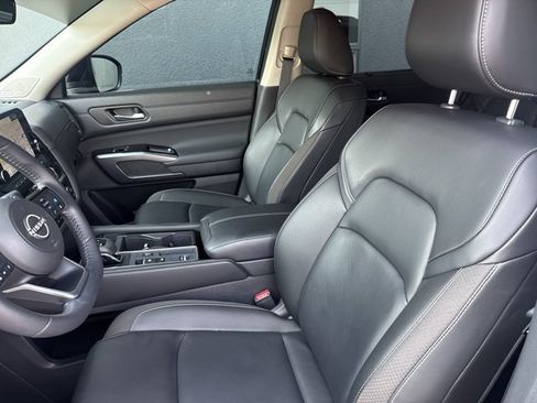Used 2025 Nissan Pathfinder SL w/ SL Premium Package FWD image 5